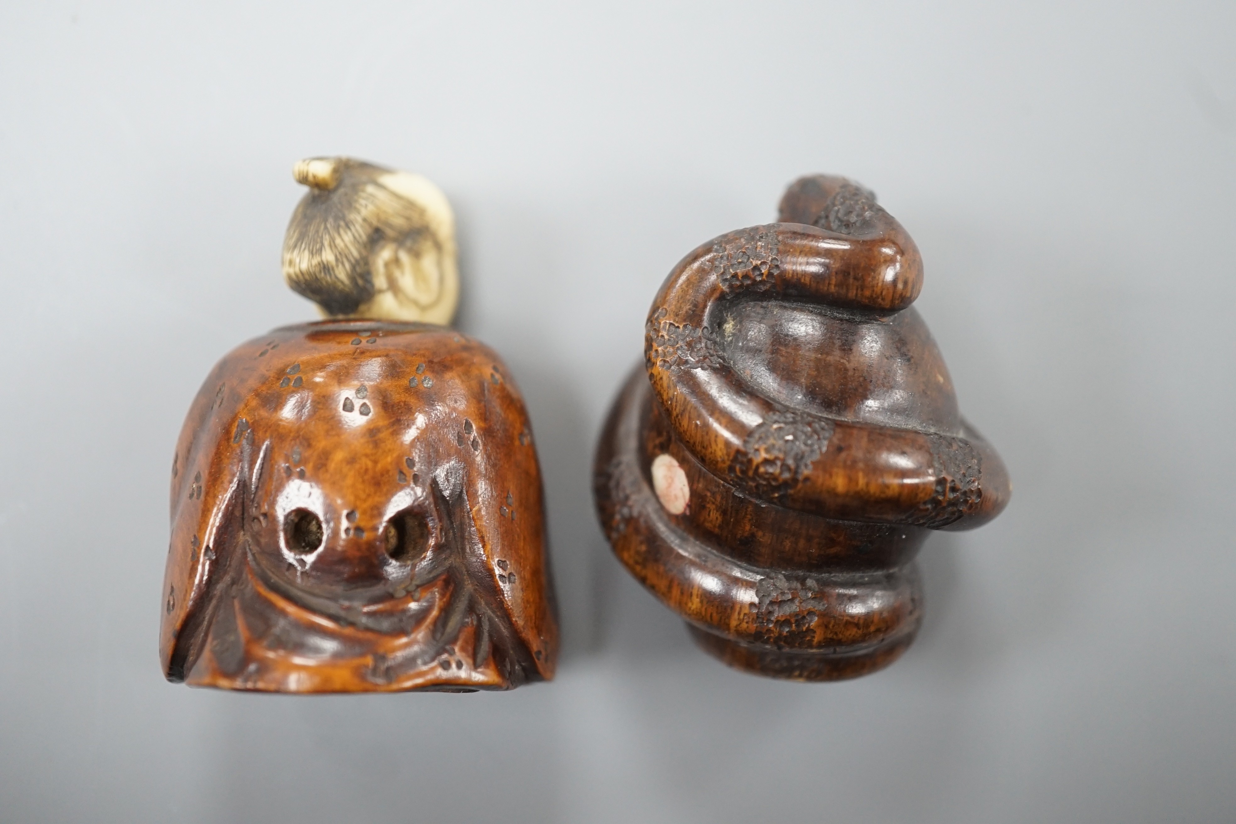 A Continental wood ‘chick and egg’ brooch ivory, 5.3cm, a Japanese ivory and wood figure and a wood netsuke of snakes (3)